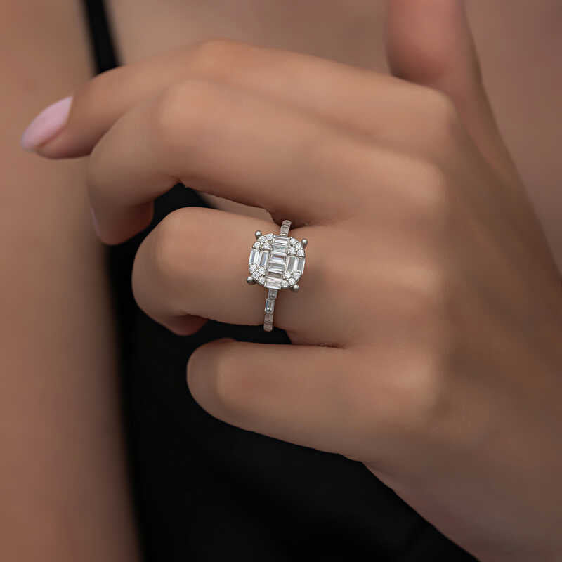 Bague en argent pour femme avec pierre baguette