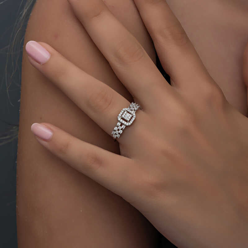 Bague en argent pour femme avec pierre baguette