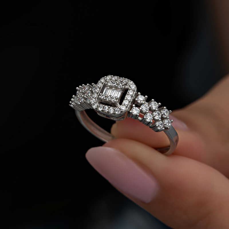 Bague en argent pour femme avec pierre baguette
