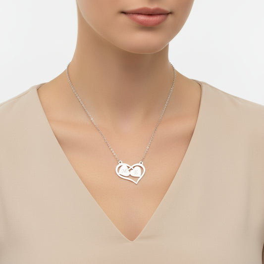 Personalisierte Silberkette mit ineinandergreifenden Herzen und Buchstaben