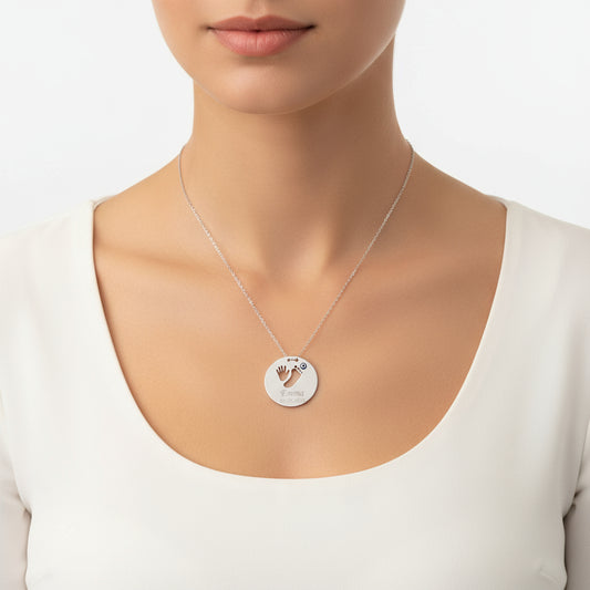 Silberne Halskette mit Hand- und Fußabdruck und Namengravur für die Mutter