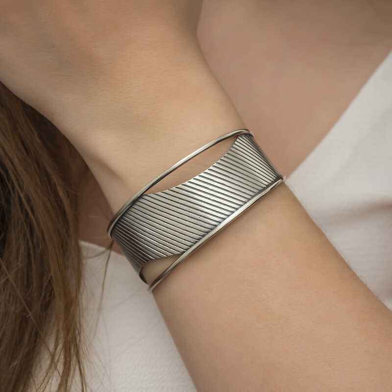 Antiqued Pattern Women's Silver Bracelet
