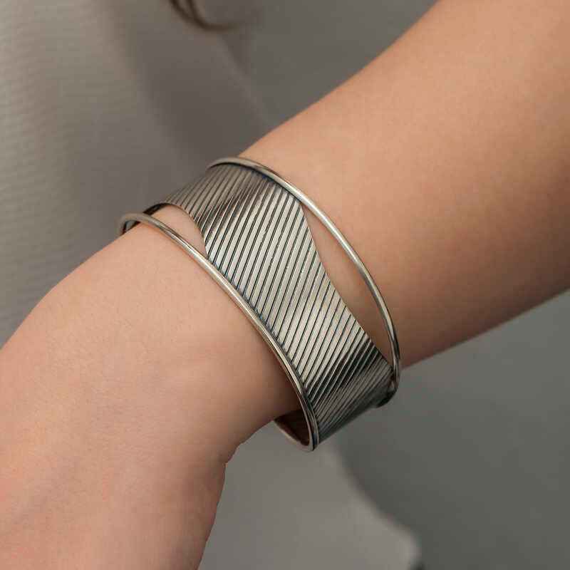 Antiqued Pattern Women's Silver Bracelet