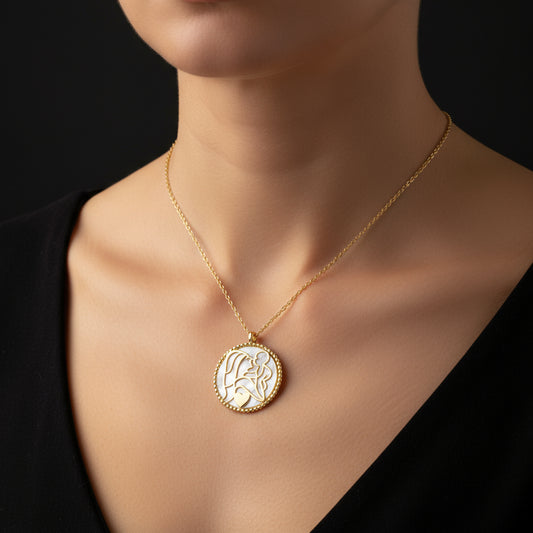 Collier en argent plaqué or avec perles et amour mère-enfant