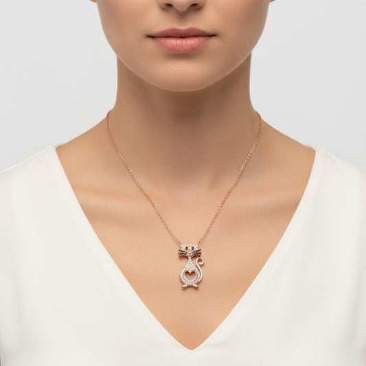 Collier en argent avec chat en forme de cœur