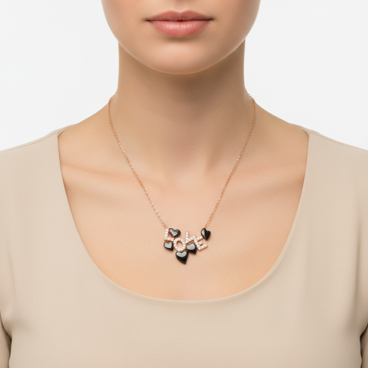 Herzförmige Damen-Silberkette mit der Aufschrift „Love“