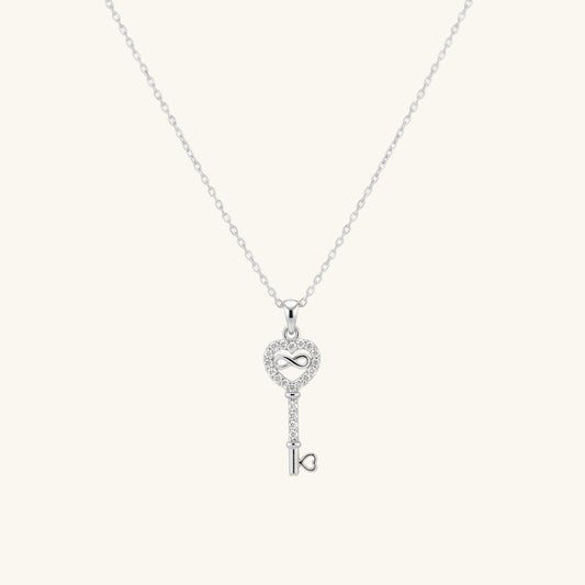 Collier en argent pour femme avec clé en forme de cœur et infini