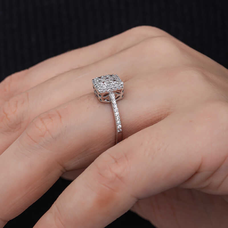 Bague en argent pour femme avec pierre de zircon carrée