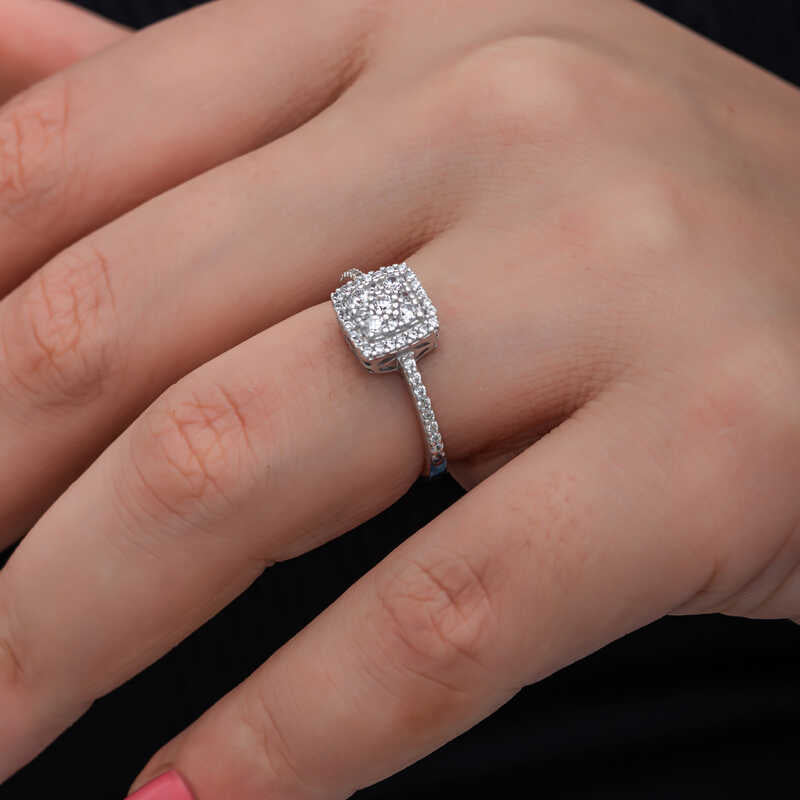 Bague en argent pour femme avec pierre de zircon carrée
