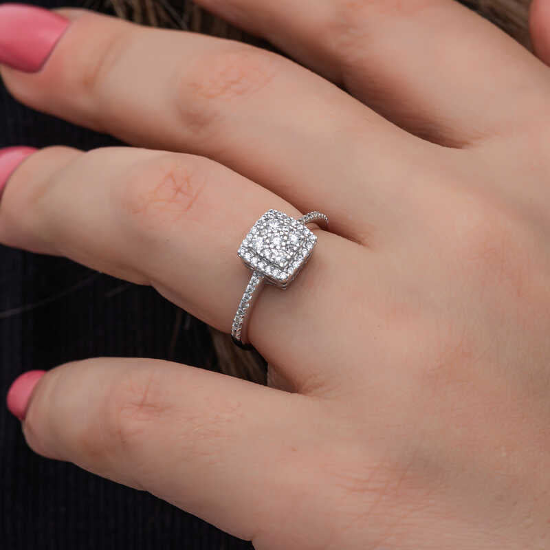 Bague en argent pour femme avec pierre de zircon carrée