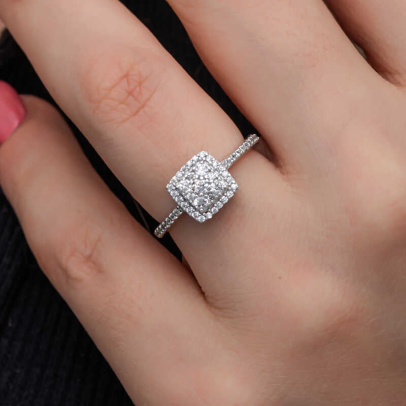 Bague en argent pour femme avec pierre de zircon carrée