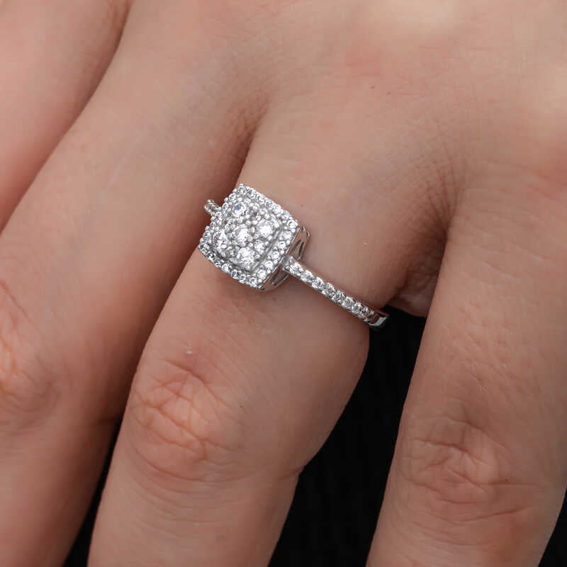 Bague en argent pour femme avec pierre de zircon carrée