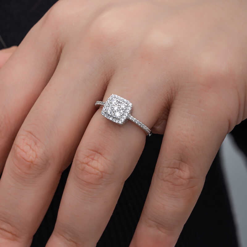 Bague en argent pour femme avec pierre de zircon carrée