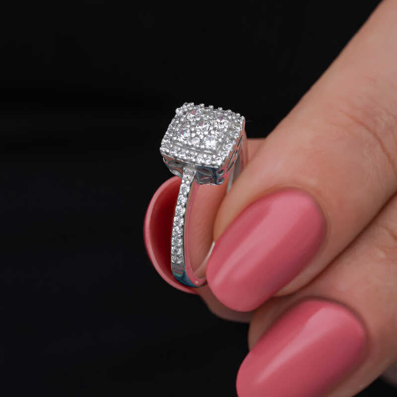 Bague en argent pour femme avec pierre de zircon carrée