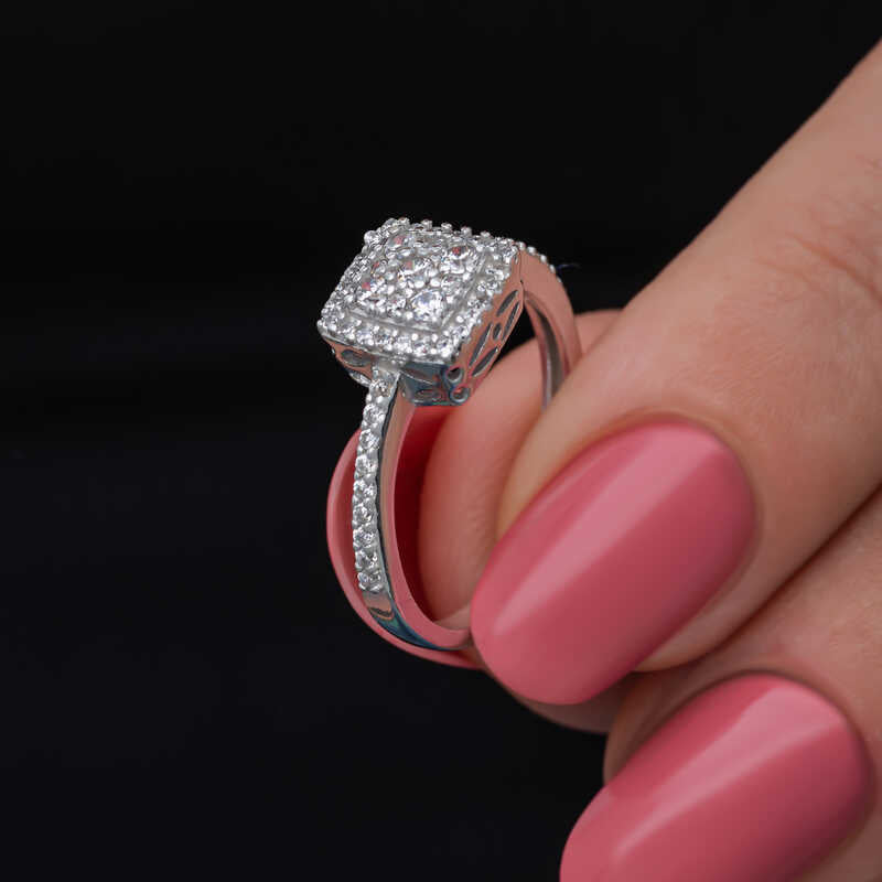 Bague en argent pour femme avec pierre de zircon carrée
