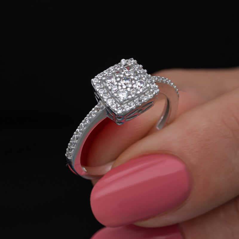 Bague en argent pour femme avec pierre de zircon carrée