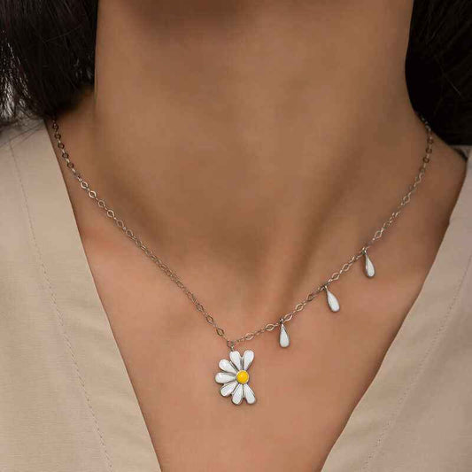 Rhodium-Plated Daisy "He Loves Me, He Loves Me Not" Women's Silver Necklace