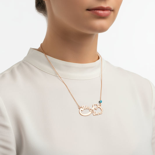 Rosévergoldete Halskette mit eingraviertem Namen und Unendlichkeitssymbol