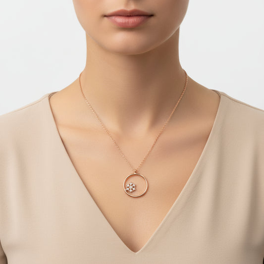 Collier en argent plaqué or rose avec boucle détaillée en forme de flocon de neige