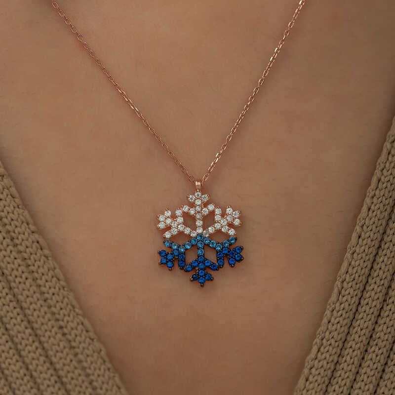 Collier en argent plaqué rose avec flocon de neige en pierre bleue