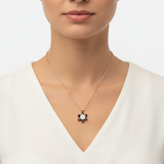 Schwarze Lotusblüte, rosévergoldete Silberkette