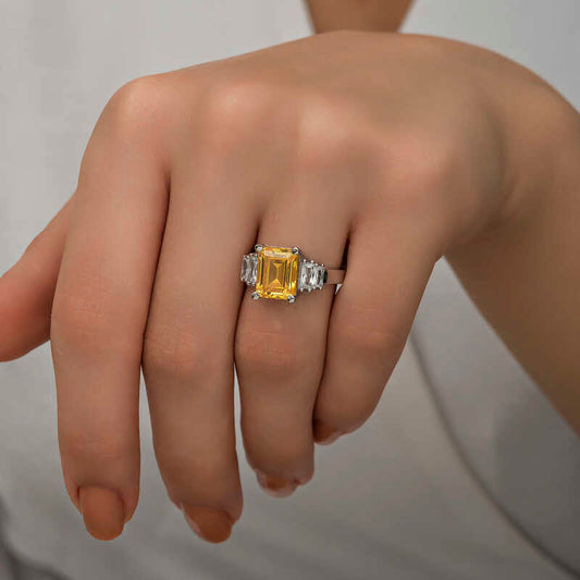Bague en argent pour femme avec pierre baguette jaune