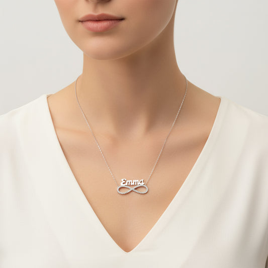 Damen-Silberkette mit eingraviertem Namen und Unendlichkeitssymbol