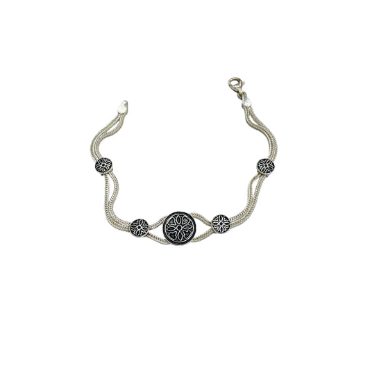 Filigran besticktes Silberarmband