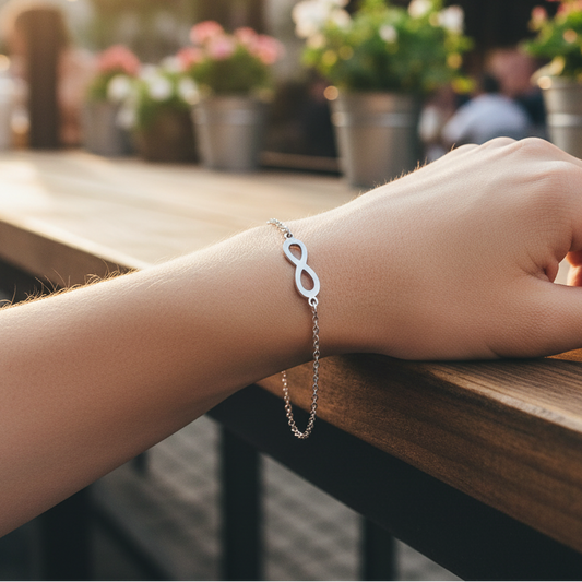 Charm-Armband mit Unendlichkeitssymbol