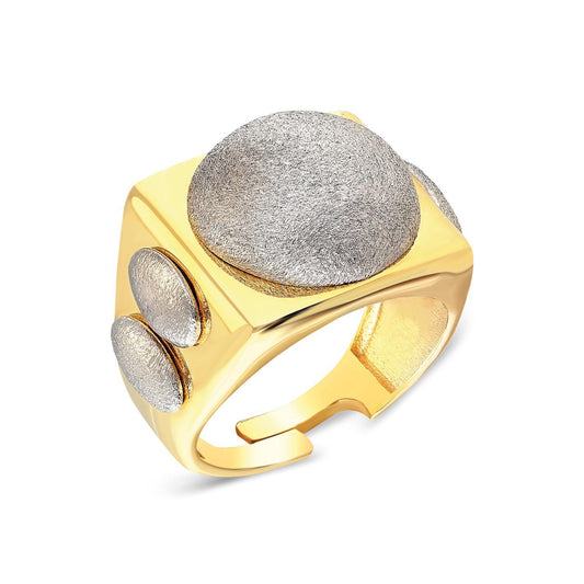 Bague en argent texturée et détaillée ovale