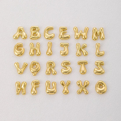 Klobige Halskette mit Buchstaben in Blasenform