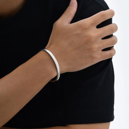 Minimalistischer 5mm C-Cuff Armreif