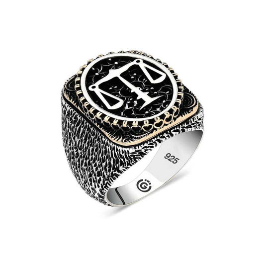 Bague ovale en argent pour homme avec balance de justice