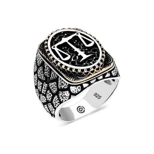 Bague ovale en argent pour homme avec balance de justice