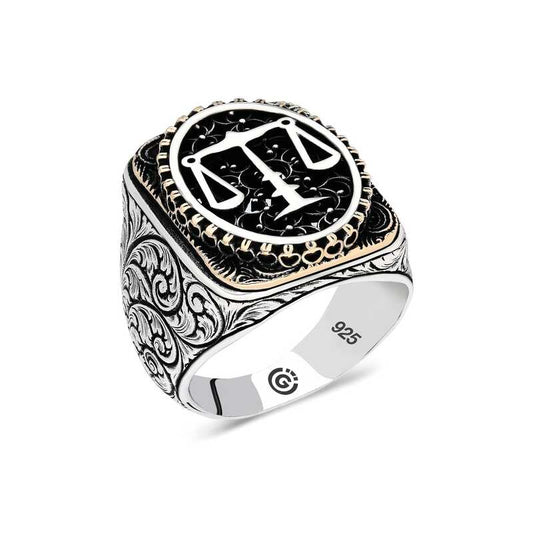 Bague ovale en argent pour homme avec balance de justice