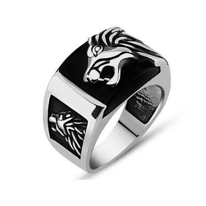 Bague en argent pour homme avec figurine de lion en pierre noire