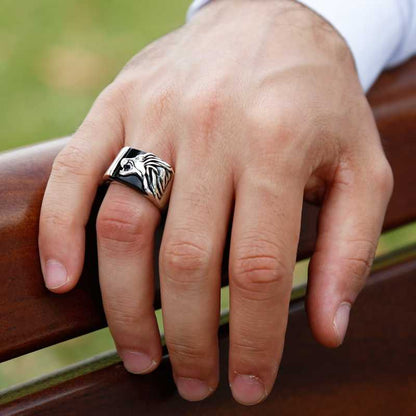 Bague en argent pour homme avec figurine de lion en pierre noire