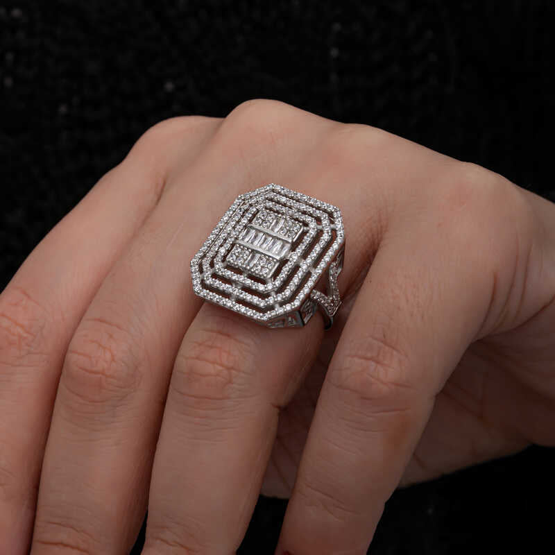 Bague en argent pour femme avec pierre baguette 