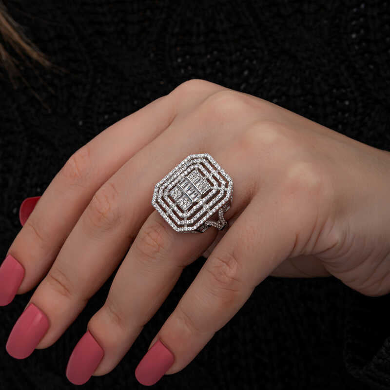Bague en argent pour femme avec pierre baguette 