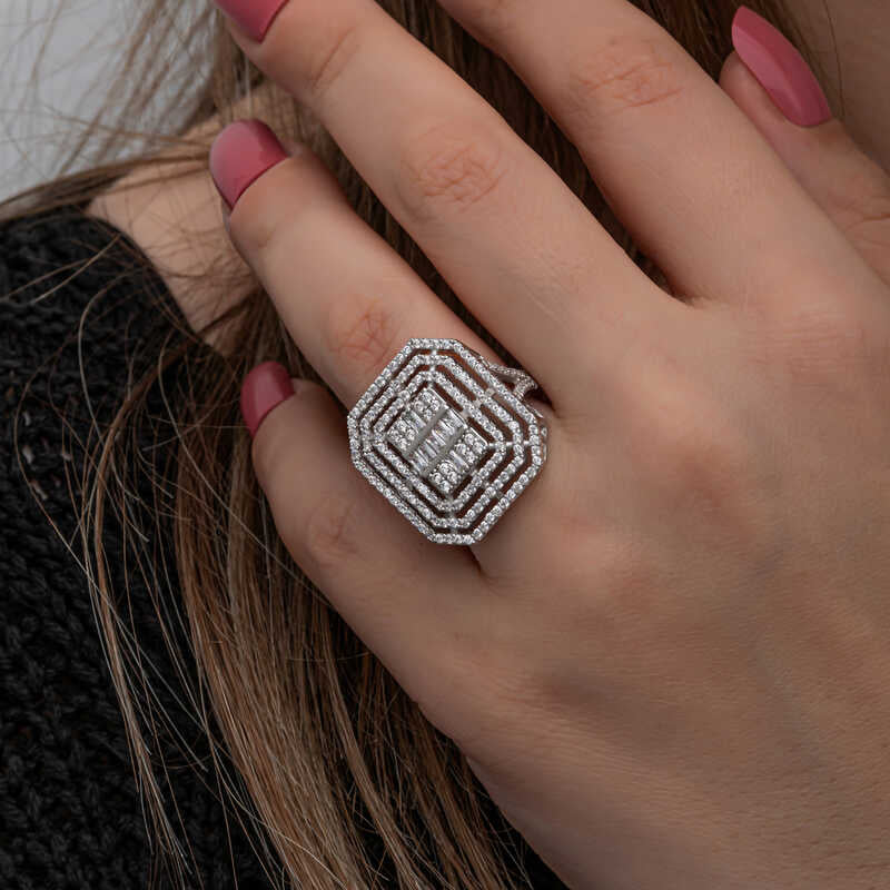 Bague en argent pour femme avec pierre baguette 