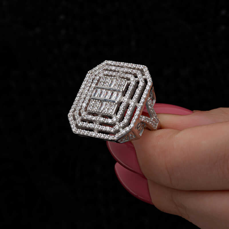 Bague en argent pour femme avec pierre baguette 