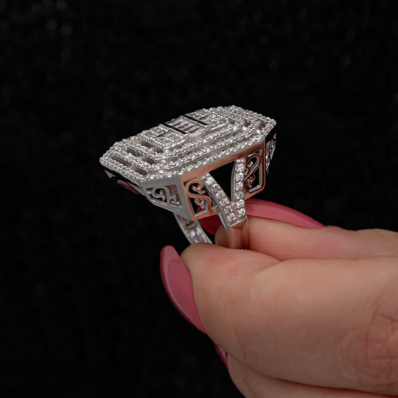 Bague en argent pour femme avec pierre baguette 