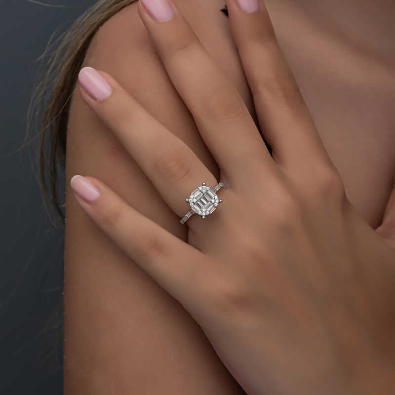 Bague en argent pour femme avec pierre baguette