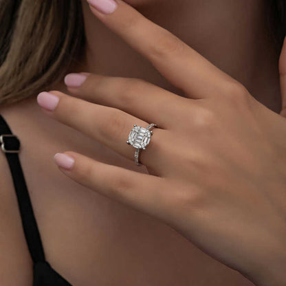 Bague en argent pour femme avec pierre baguette