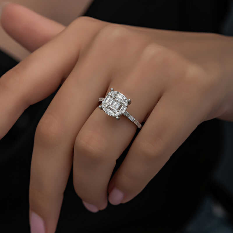 Bague en argent pour femme avec pierre baguette