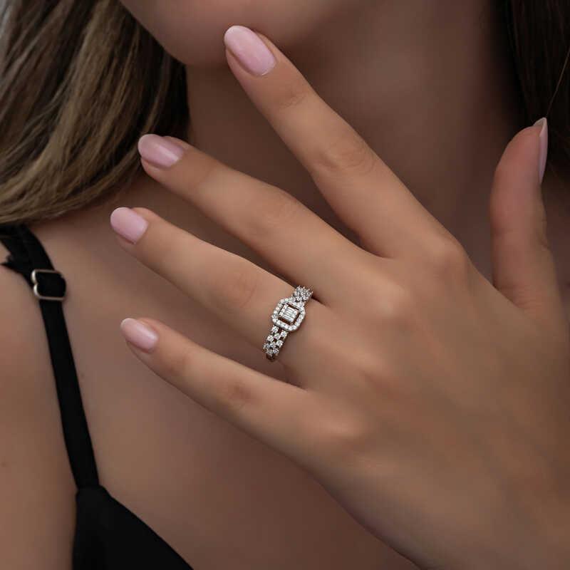 Bague en argent pour femme avec pierre baguette