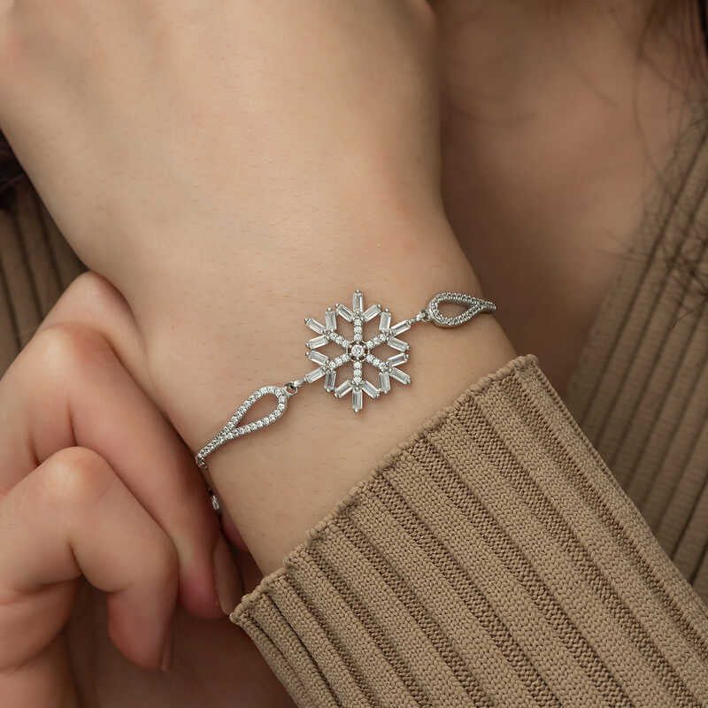 Bracelet en argent avec flocon de neige et pierre baguette