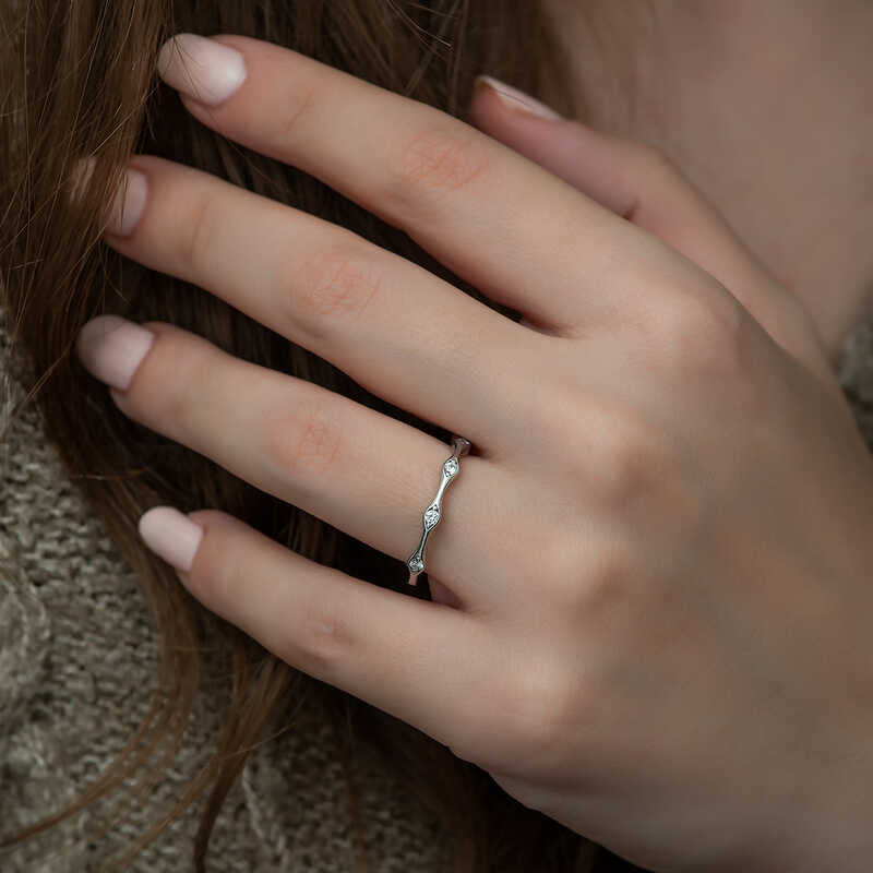 Bague en argent pour femme avec navette à cinq pierres