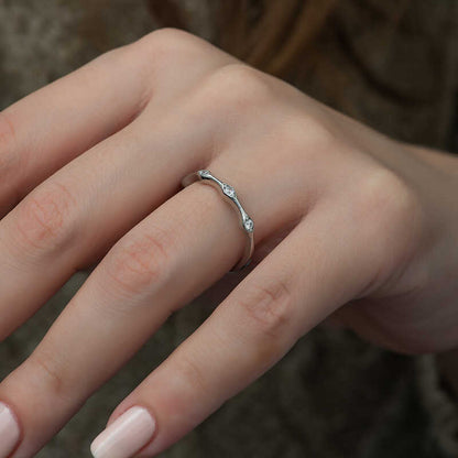 Bague en argent pour femme avec navette à cinq pierres