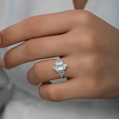 Bague en argent pour femme avec pierre baguette blanche
